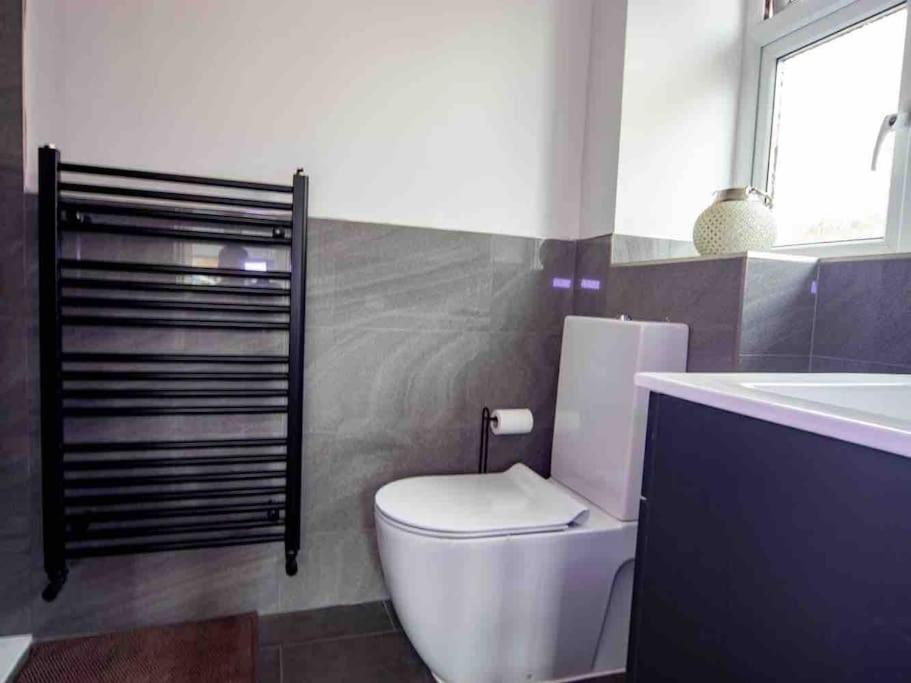 1 Bedroom Self Contained Apartment In Christchurch Winkton Exterior foto