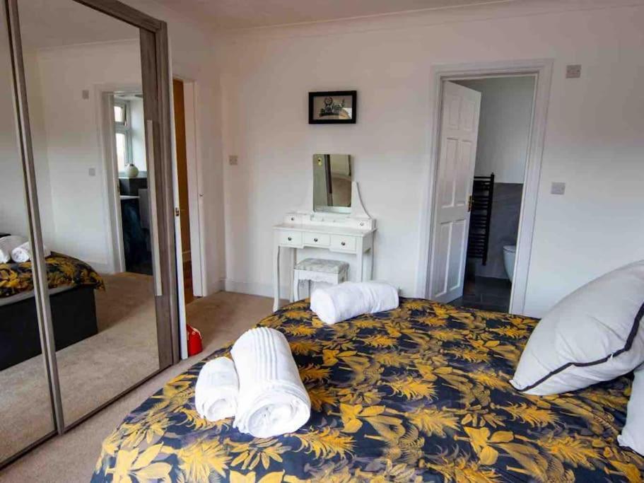 1 Bedroom Self Contained Apartment In Christchurch Winkton Exterior foto
